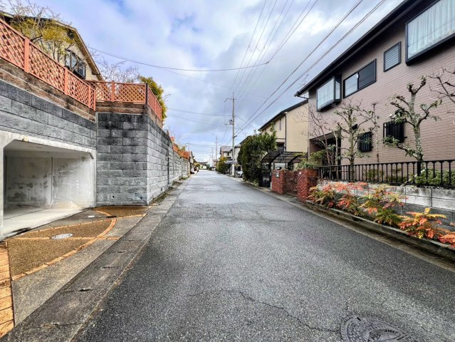 西宮市名塩さくら台４丁目の中古一戸建の前面道路含む現地写真|前面道路