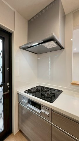 西宮市名塩さくら台４丁目の中古一戸建のキッチン|3口コンロ