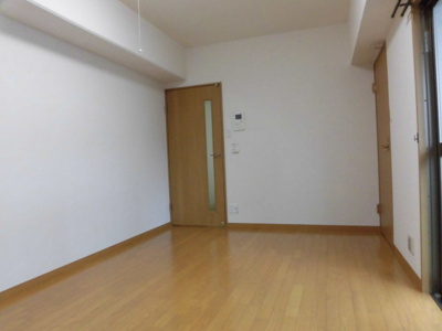 【居間・リビング】 | アネシス新大阪 | 8帖の広い洋室のお部屋です