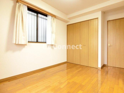 【居間・リビング】 | メゾンドゥラフィーネ | 角部屋で２面に窓があります。