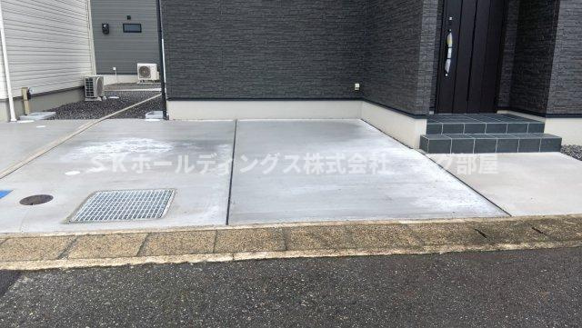 厚中町貸家A号の駐車場