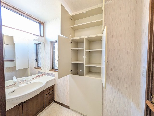 八王子市　城山手　中古戸建ての脱衣所|～脱衣場には備付けの収納付き～