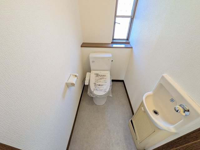 八王子市　城山手　中古戸建てのトイレ|～暖房温水洗浄機能付きトイレ1・2階とも新規交換済　冬場は特に嬉しい機能です～