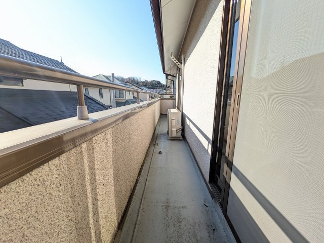 八王子市　城山手　中古戸建てのバルコニー|～2部屋から出入り可能なバルコニーです～