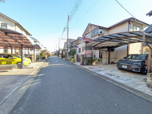 八王子市　城山手　中古戸建ての前面道路含む現地写真|～北側5ｍ道路に面しています～
