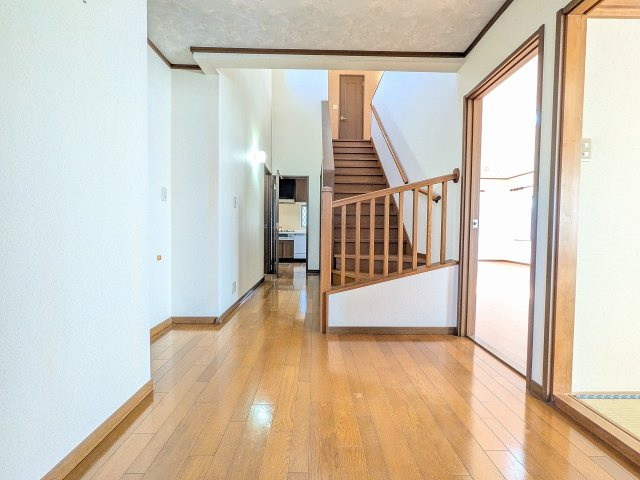 八王子市　城山手　中古戸建ての玄関|～開放感のある玄関ホール～