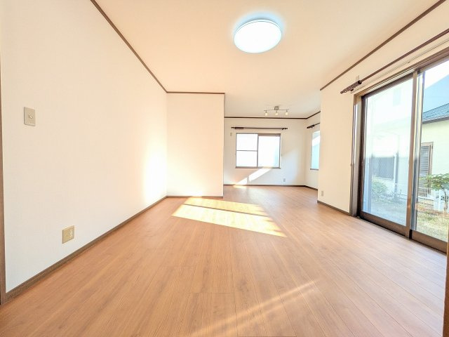 八王子市　城山手　中古戸建ての居間・リビング|～13.6帖のリビングダイニング～