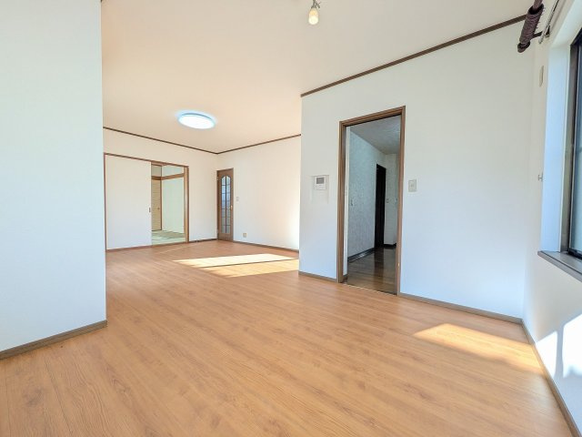 八王子市　城山手　中古戸建ての居間・リビング|～13.6帖のリビングダイニング～