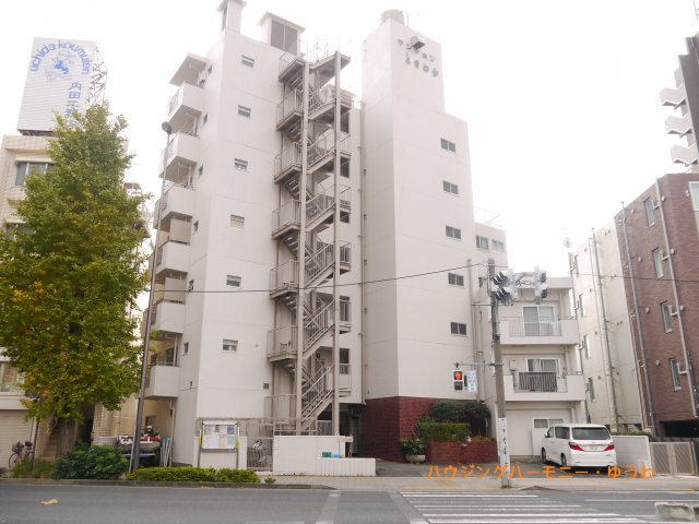 【外観】 | マンションときわ台 | 陽光浴びる外観がシンプルな外観をより際立たせ、人々の記憶に存在感を植え付けます。
