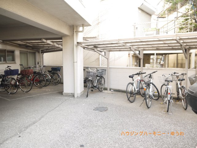 【駐輪場】 | マンションときわ台 | 屋根付きの駐輪場となっていますので、雨の日でも大切な自転車が濡れずに済みます。