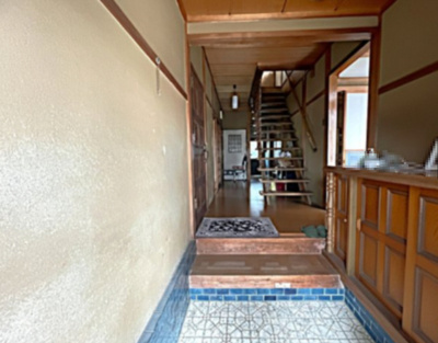 【玄関】 | 大津市伊香立下龍華町584-133　中古戸建 | 下駄箱が付いているので靴の整理がしやすいです