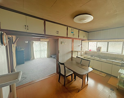 【キッチン】 | 大津市伊香立下龍華町584-133　中古戸建 | 15.5畳のLDKになります。壁上部ちょっとした物置があります。