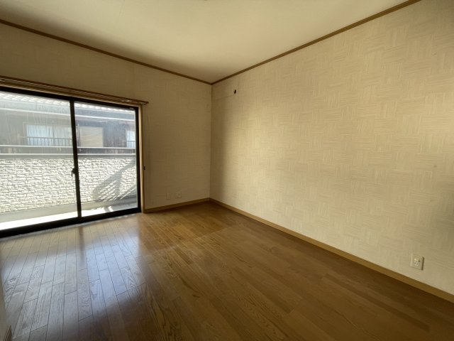 明石市大久保町大窪 戸建の洋室|【洋室/約8.0帖】南東向きバルコニーに面した明るい洋室です。家具配置がしやすいフローリング仕様。大きめのベッドを配置してもゆとりのある広さで主寝室におすすめです。