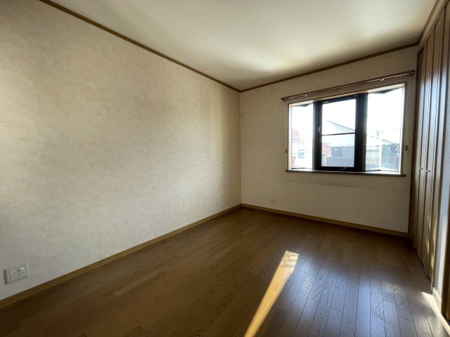 明石市大久保町大窪 戸建の洋室|【洋室/約6.0帖】子供部屋や書斎・在宅ワークスペース・趣味部屋など、ご家族構成やライフスタイルに合わせて多用途にご使用いただけます。