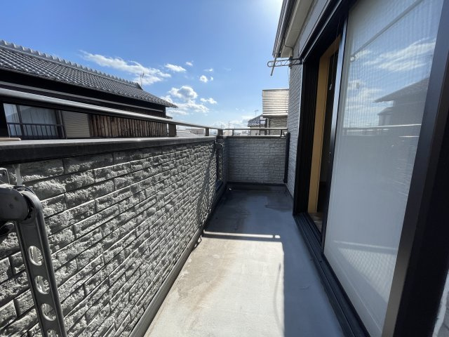 明石市大久保町大窪 戸建のバルコニー|【バルコニー】約8.0帖洋室から出入り可能な南東向きバルコニーです。晴れた日にはたっぷりと陽光が降り注ぎ、気持ちよく洗濯物を乾かせそうです。