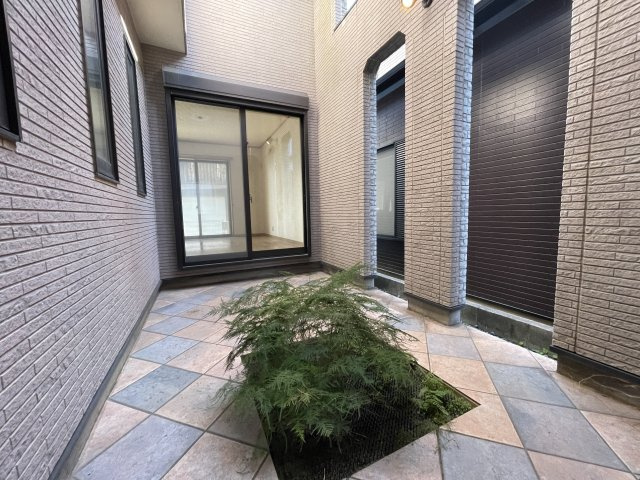 明石市大久保町大窪 戸建の庭|【テラス】リビングと和室へ出入りできるテラス。道路に面していないプライベート空間です。椅子とテーブルを配置して第2のリビングとしても使用できます。