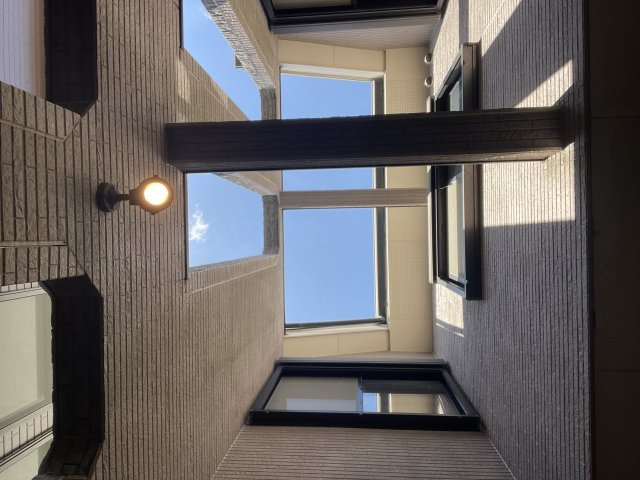 明石市大久保町大窪 戸建の庭|【テラス】テラスの上部は吹き抜けになっており、全居室に面しています。晴れた日には青空を楽しむことができ、おうち時間が充実しそうです。