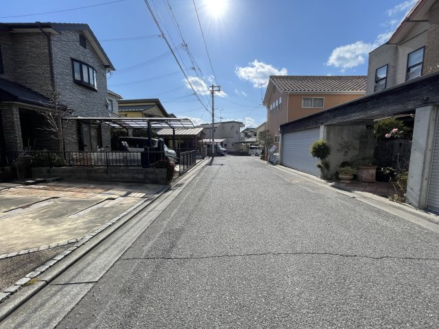 明石市大久保町大窪 戸建の前面道路含む現地写真|【前面道路含む現地写真】前面道路は北西側幅員約5.69mの公道です。周辺は第1種低層住居専用地域に位置した閑静な住宅街で、落ち着いた生活が送れます。