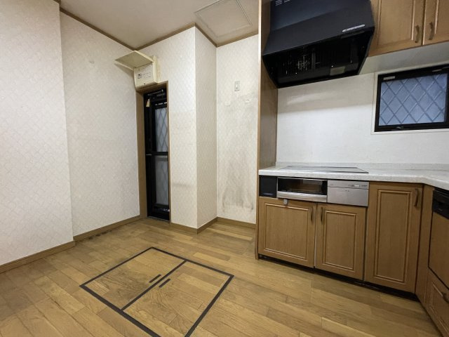 明石市大久保町大窪 戸建のキッチン|【キッチン】動線を圧迫しない床下収納付き。保存食や飲料水などの保管に、あると嬉しい設備です。勝手口も備わっておりゴミの一時保管に重宝します。