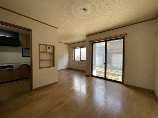 明石市大久保町大窪 戸建の居間・リビング|【LDK】ご家族が集うLDKは約16.5帖の広さ。南東側に2ヶ所の窓が備わっており、爽やかな陽光が差し込みます。リビングとダイニングをゾーニングしやすいレイアウトです。