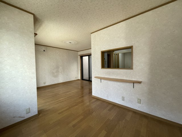 明石市大久保町大窪 戸建の居間・リビング|【LDK】キッチンの正面部分はダイニングスペースとしてご使用いただけます。対面式キッチンのため、料理の配膳や片付けがスムーズに行えそうです。