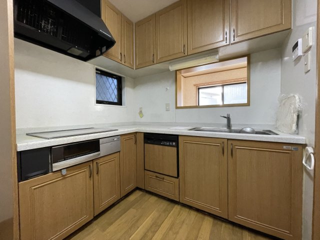 明石市大久保町大窪 戸建のキッチン|【キッチン】効率良く作業が行えるL字型のキッチン。フラットで掃除がしやすいIHクッキングヒーターが採用されています。忙しい家事をサポートしてくれる食器洗乾燥機付き。