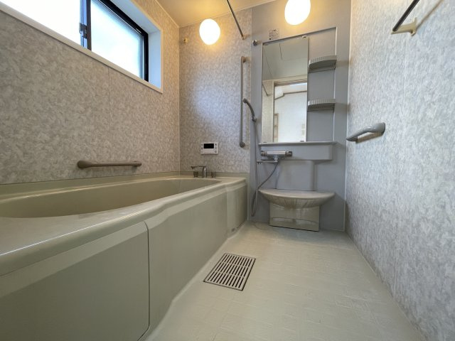 明石市大久保町大窪 戸建の浴室|【浴室】淡い色合いで纏められた爽やかな印象の浴室です。浴槽で足を伸ばし、1日の疲れを癒やしていただけます。自然換気が行える窓付きで、防カビに期待ができそうです。