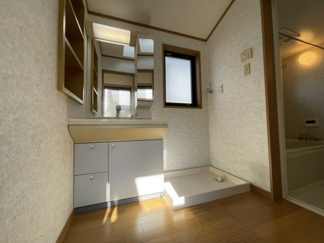 明石市大久保町大窪 戸建の独立洗面台|【洗面化粧台】手洗いボウル下やニッチ収納が備わっており、洗面用品やタオル・ストック類をすっきりと整理整頓していただけます。