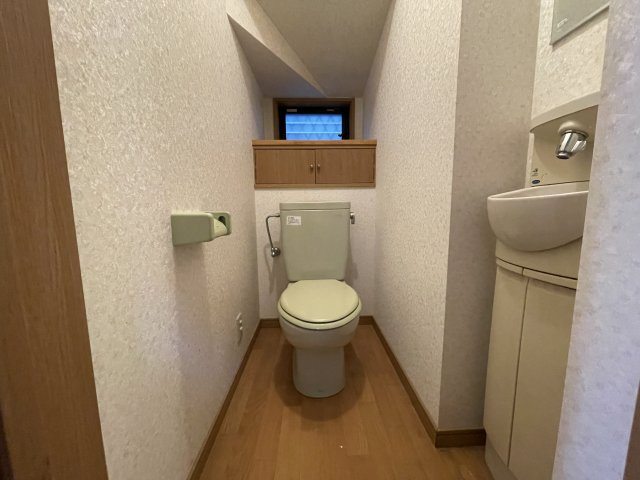 明石市大久保町大窪 戸建のトイレ|【1階トイレ】独立手洗い器付きのトイレです。トイレは各階に設けられており、来客時や朝の混み合う時間帯でもストレスなくご使用いただけます。