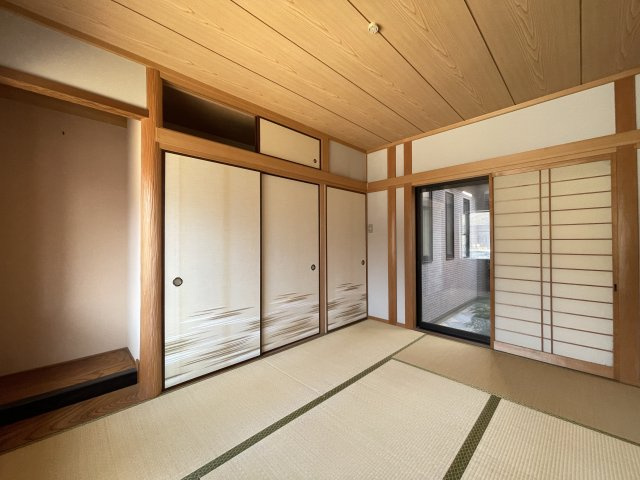 明石市大久保町大窪 戸建の和室|【和室/約6.0帖】廊下から出入り可能な独立した和室。客間やご家族団らんスペースとしてご使用いただけます。テラスからリビングへの移動も可能です。