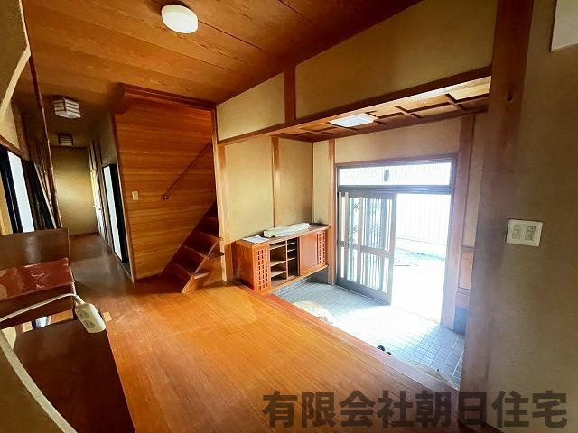 【玄関】 | 安来市宇賀荘町中古戸建 | 収納もある玄関です
