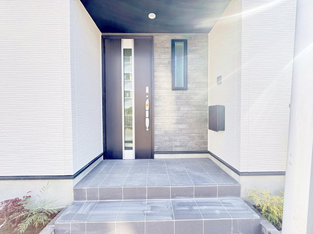 江戸川区北小岩３丁目　新築分譲住宅　全５棟の玄関|高級感のあるオシャレな玄関です。
