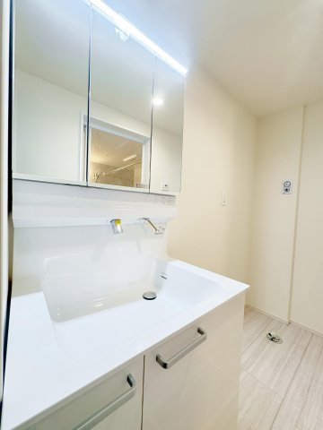 江戸川区北小岩３丁目　新築分譲住宅　全５棟の独立洗面台|【洗面化粧台】ゆとりのある洗面室に、たっぷり収納の３面鏡付き、洗面化粧台。明るい陽射しが差し込む小窓があり毎朝気分も上がります♪　