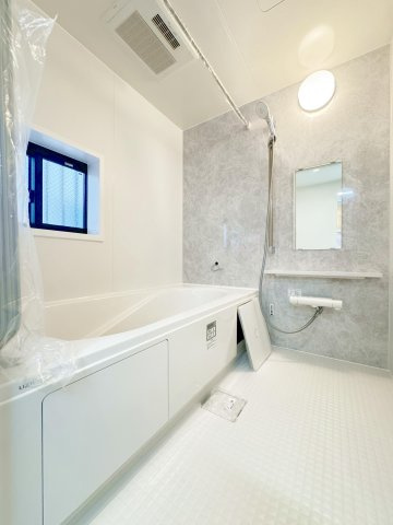 江戸川区北小岩３丁目　新築分譲住宅　全５棟の浴室|【システムバス】窓付きの明るい開　放感のあるシステムバス。エコフルシャワー・保温浴槽・浴室乾燥機・エコジョーズなどの省エネ設備が標準装備！オシャレな浴室です♪　