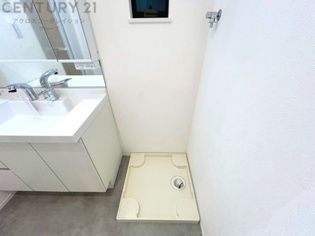 洗濯物の仕分け作業がしやすく、整理整頓が容易になります。洗濯音や湿気を他の部屋に持ち込まず、生活環境を快適に保ちます。上部を活用すれば収納スペースを確保でき洗剤や洗濯用品の整理もしやすくなります。
