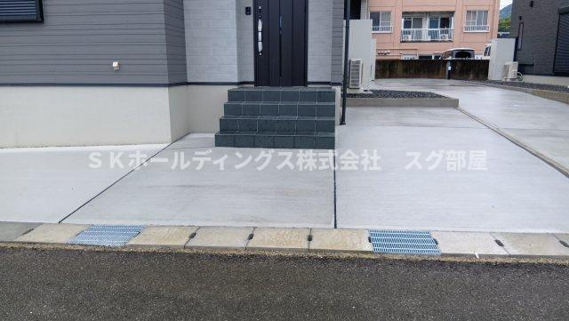 厚中町貸家D号の駐車場