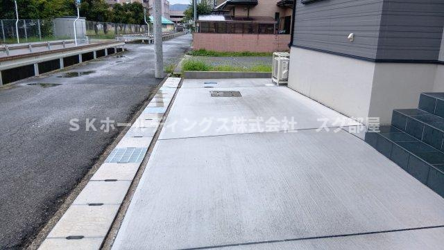 厚中町貸家D号の駐車場