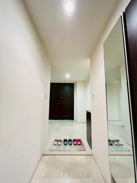 コンフォールヒルズ衣笠金閣寺道の玄関