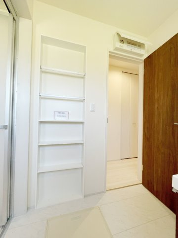 新築戸建・新築建売　伊勢崎市第3国定町　あずま北小学校・あずま中学校の脱衣所|タオル収納などに便利な収納棚付き