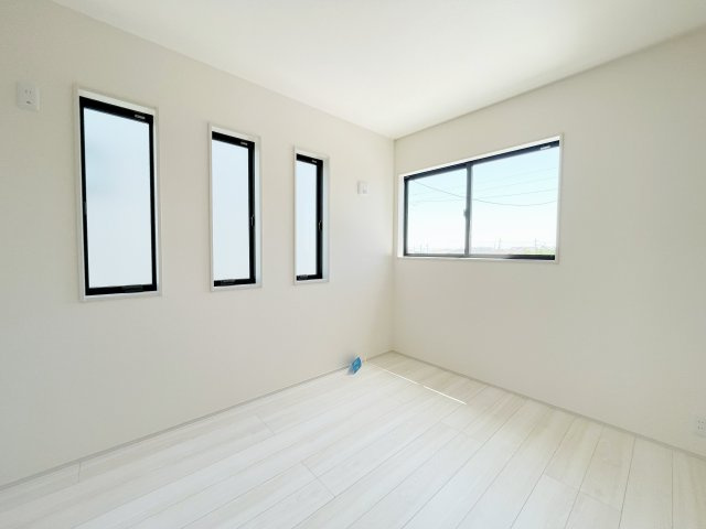 新築戸建・新築建売　伊勢崎市第3国定町　あずま北小学校・あずま中学校の洋室|6帖の洋室はおしゃれな三連窓が魅力的な一部屋です！