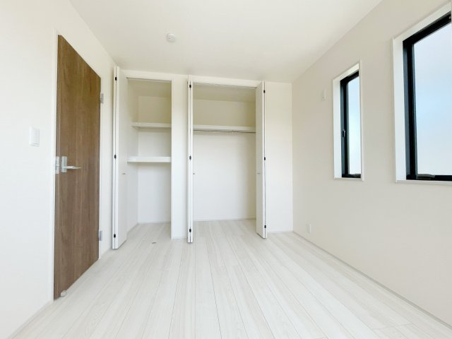 新築戸建・新築建売　伊勢崎市第3国定町　あずま北小学校・あずま中学校の収納|クローゼット収納が2カ所ついているのでたっぷり収納ができます！