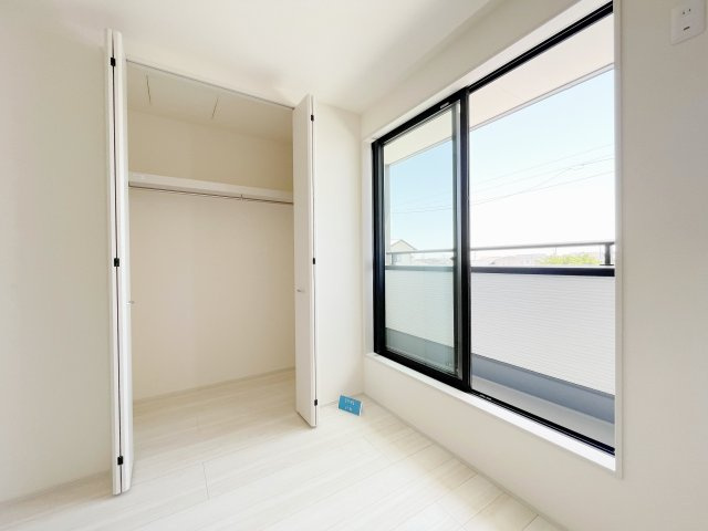 新築戸建・新築建売　伊勢崎市第3国定町　あずま北小学校・あずま中学校の洋室|6.7帖の洋室はバルコニーに面しており陽当たり良好です◎