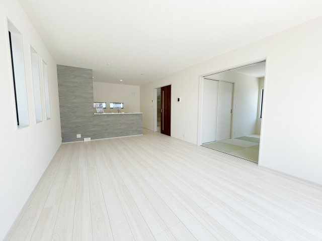 新築戸建・新築建売　伊勢崎市第3国定町　あずま北小学校・あずま中学校の居間・リビング|対面キッチンなのでリビングの様子を見守りながら料理や片付けができます！