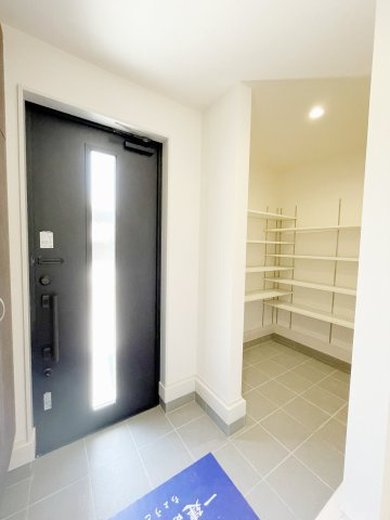 新築戸建・新築建売　伊勢崎市第3国定町　あずま北小学校・あずま中学校の玄関|自然光を取り入れる窓付き玄関は明るくお出かけ前の気分も上がりますね！