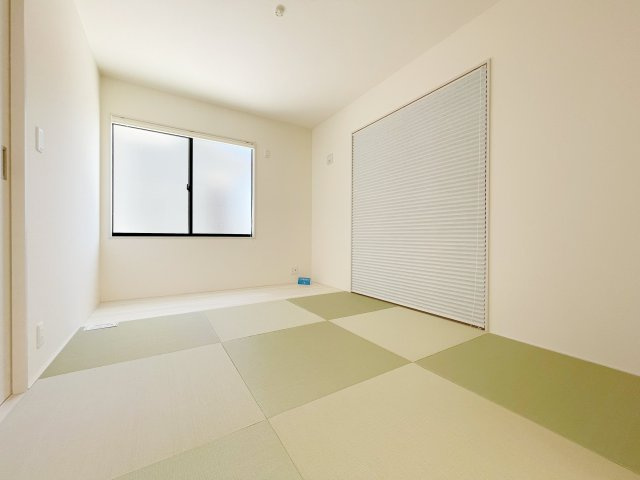 新築戸建・新築建売　伊勢崎市第3国定町　あずま北小学校・あずま中学校の和室|お子様のお昼寝屋おむつ替えスペース、将来の介護スペースなど使い勝手良好なリビング隣の和室！