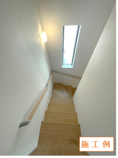 【内観：施工例】 | 南舞岡4丁目　新築分譲住宅　全1棟 | 同施工会社施工例（階段）