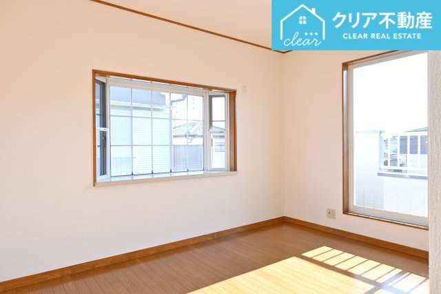【洋室】 | 太田市大原町　中古住宅 | 2面採光の洋室は日当たりがよくあったか♪