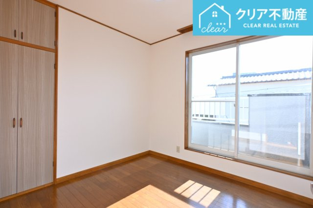 【洋室】 | 太田市大原町　中古住宅 | 寛ぎの時間を紡ぎだす主寝室。大型ベッドを置いても余裕です。