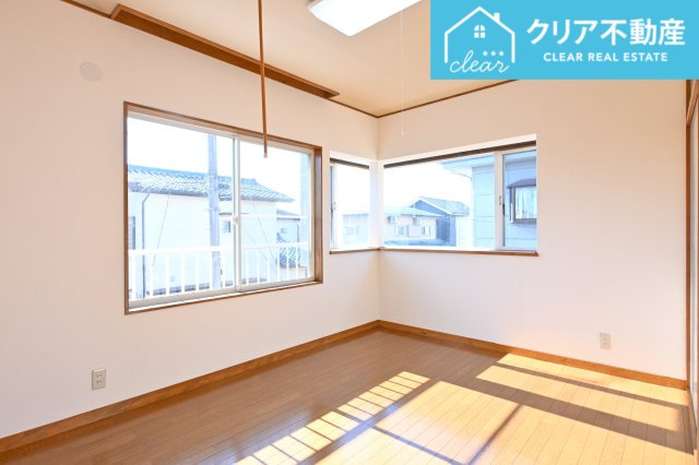 【洋室】 | 太田市大原町　中古住宅 | 2面採光の洋室は日当たりがよくあったか♪