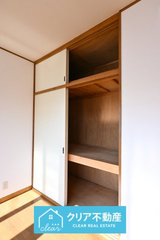 【洋室】 | 太田市大原町　中古住宅 | 広々としたクローゼットでお部屋はいつでもスッキリクリアに！